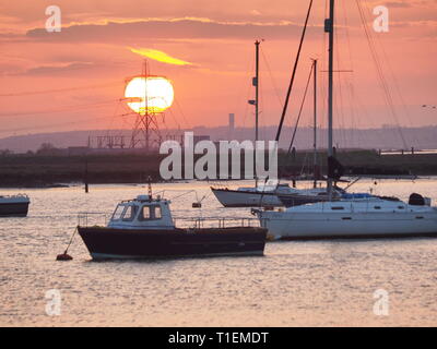 Queenborough, Kent, Regno Unito. 26 marzo, 2019. Regno Unito Meteo: questa sera al tramonto dorato in porto Queenborough Kent. Credito: James Bell/Alamy Live News Foto Stock