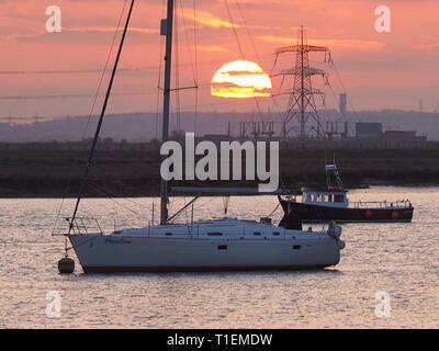 Queenborough, Kent, Regno Unito. 26 marzo, 2019. Regno Unito Meteo: questa sera al tramonto dorato in porto Queenborough Kent. Credito: James Bell/Alamy Live News Foto Stock