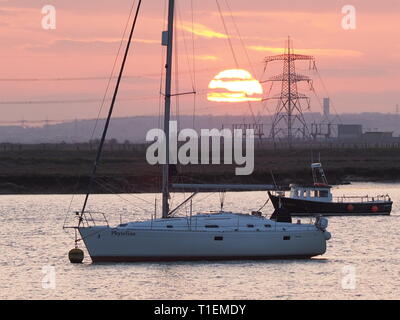 Queenborough, Kent, Regno Unito. 26 marzo, 2019. Regno Unito Meteo: questa sera al tramonto dorato in porto Queenborough Kent. Credito: James Bell/Alamy Live News Foto Stock