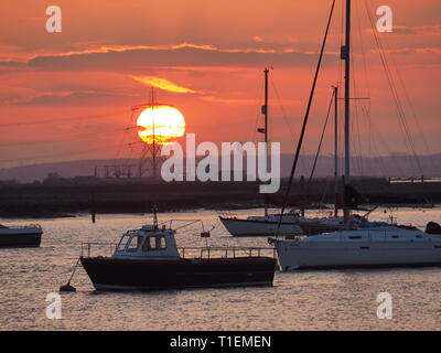 Queenborough, Kent, Regno Unito. 26 marzo, 2019. Regno Unito Meteo: questa sera al tramonto dorato in porto Queenborough Kent. Credito: James Bell/Alamy Live News Foto Stock