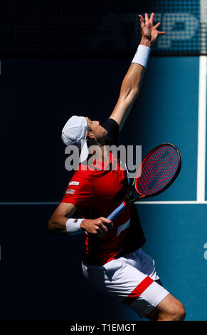 Giardini di Miami, Florida, Stati Uniti d'America. 26 Mar, 2019. John Isner, degli Stati Uniti, serve contro Kyle Edmund, di Gran Bretagna, durante un quarto round della partita del 2019 Miami Open presentato da Itau professional tennis tournament, giocato all'Hardrock Stadium di Miami, Florida, Stati Uniti d'America. Isner ha vinto 7-6 (5), 7-6 (3). Mario Houben/CSM/Alamy Live News Foto Stock