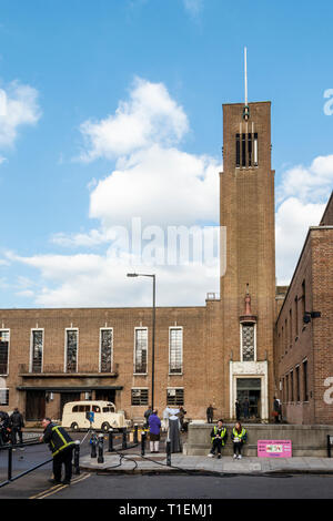 Crouch End, Londra, Regno Unito. Il 26 marzo 2019. Un equipaggio di produzione film una scena per 'Pennyworth', un imminente American Drama serie TV con i primi anni di vita di Batman ha fedeli butler Alfred. L'art deco town hall è un luogo molto popolare per film e produzioni TV. Credito: Michael Heath/Alamy Live News Foto Stock