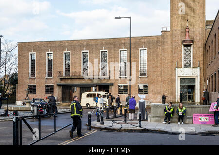 Crouch End, Londra, Regno Unito. Il 26 marzo 2019. Un equipaggio di produzione film una scena per 'Pennyworth', un imminente American Drama serie TV con i primi anni di vita di Batman ha fedeli butler Alfred. L'art deco town hall è un luogo molto popolare per film e produzioni TV. Credito: Michael Heath/Alamy Live News Foto Stock