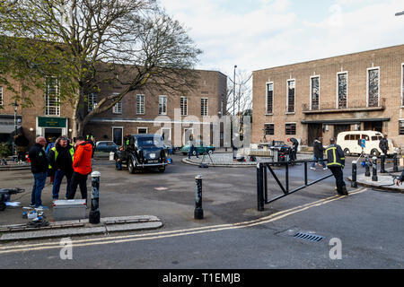 Crouch End, Londra, Regno Unito. Il 26 marzo 2019. Un equipaggio di produzione film una scena per 'Pennyworth', un imminente American Drama serie TV con i primi anni di vita di Batman ha fedeli butler Alfred. L'art deco town hall è un luogo molto popolare per film e produzioni TV. Credito: Michael Heath/Alamy Live News Foto Stock