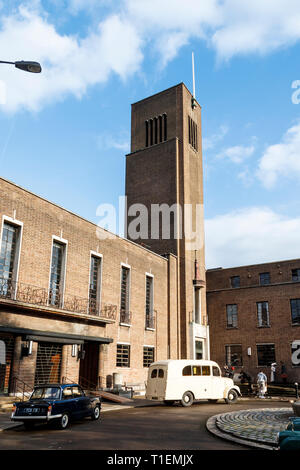 Crouch End, Londra, Regno Unito. Il 26 marzo 2019. Un equipaggio di produzione film una scena per 'Pennyworth', un imminente American Drama serie TV con i primi anni di vita di Batman ha fedeli butler Alfred. L'art deco town hall è un luogo molto popolare per film e produzioni TV. Credito: Michael Heath/Alamy Live News Foto Stock