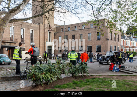 Crouch End, Londra, Regno Unito. Il 26 marzo 2019. Un equipaggio di produzione film una scena per 'Pennyworth', un imminente American Drama serie TV con i primi anni di vita di Batman ha fedeli butler Alfred. L'art deco town hall è un luogo molto popolare per film e produzioni TV. Credito: Michael Heath/Alamy Live News Foto Stock