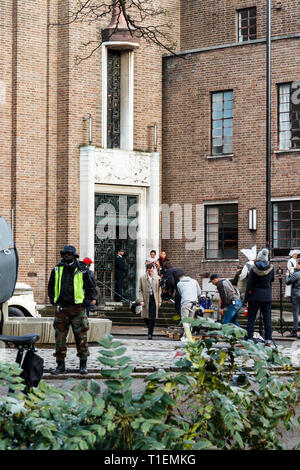 Crouch End, Londra, Regno Unito. Il 26 marzo 2019. Un equipaggio di produzione film una scena per 'Pennyworth', un imminente American Drama serie TV con i primi anni di vita di Batman ha fedeli butler Alfred. L'art deco town hall è un luogo molto popolare per film e produzioni TV. Credito: Michael Heath/Alamy Live News Foto Stock
