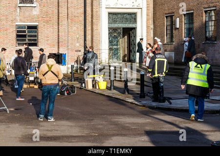 Crouch End, Londra, Regno Unito. Il 26 marzo 2019. Un equipaggio di produzione film una scena per 'Pennyworth', un imminente American Drama serie TV con i primi anni di vita di Batman ha fedeli butler Alfred. L'art deco town hall è un luogo molto popolare per film e produzioni TV. Credito: Michael Heath/Alamy Live News Foto Stock