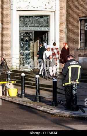 Crouch End, Londra, Regno Unito. Il 26 marzo 2019. Un equipaggio di produzione film una scena per 'Pennyworth', un imminente American Drama serie TV con i primi anni di vita di Batman ha fedeli butler Alfred. L'art deco town hall è un luogo molto popolare per film e produzioni TV. Credito: Michael Heath/Alamy Live News Foto Stock