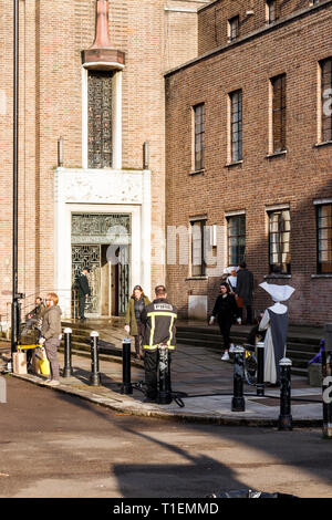 Crouch End, Londra, Regno Unito. Il 26 marzo 2019. Un equipaggio di produzione film una scena per 'Pennyworth', un imminente American Drama serie TV con i primi anni di vita di Batman ha fedeli butler Alfred. L'art deco town hall è un luogo molto popolare per film e produzioni TV. Credito: Michael Heath/Alamy Live News Foto Stock