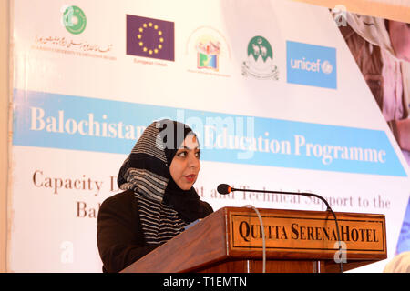 Quetta, Pakistan. 26 Marzo 2019. QUETTA-PAKISTAN, 26 marzo 2019: Trainer del programma la Sig.ra Rabia Heerani si rivolge alla cerimonia di chiusura dello sviluppo delle capacità e del supporto tecnico alla Commissione di valutazione e esame del Balochistan. Organizzato da Agha Khan University Examination Board in collaborazione con il Governo del Balochistan, UNICEF e l'Unione europea Credit: Pakiza Khan/ZMA Photos/Alamy Live News Foto Stock