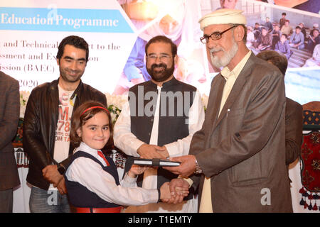 Quetta, Pakistan. 26 Marzo 2019. QUETTA-PAKISTAN, 26 marzo 2019: Direttore Scuole Balochistan il sig. Muneeb Khan dando diario ad uno studente scolastico durante la cerimonia di chiusura dello sviluppo di capacità e del supporto tecnico alla commissione di valutazione ed esame del Balochistan. Organizzato da Agha Khan University Examination Board in collaborazione con il Governo del Balochistan, UNICEF e l'Unione europea Credit: Pakiza Khan/ZMA Photos/Alamy Live News Foto Stock