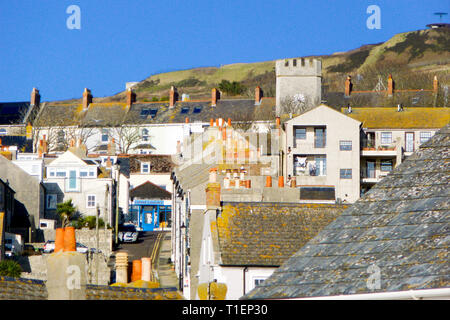 Portland. Il 26 marzo 2019. Pomeriggio di sole bagna il pittoresco villaggio costiero di Fortuneswell, una posizione denominata " Strada di pozzetti' in Thomas Hardy del romanzo, "l'Well-Beloved' Credit: stuart fretwell/Alamy Live News Foto Stock