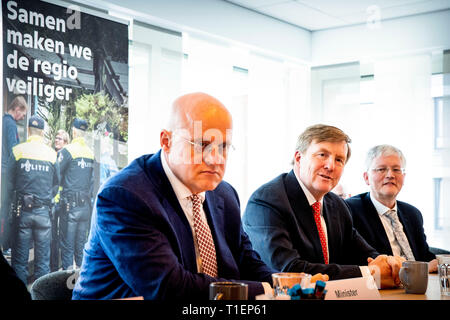 Tilburg, Paesi Bassi. 26 Mar, 2019. Re Willem-Alexander visitare la regione di sicurezza Midden-West Brabant con il ministro della Giustizia Ferdinando Grapperhaus a Tilburg, Paesi Bassi, 26 marzo 2019. Il re e il ministro ottenere un tour attraverso la forestazione. La visita è parte di una serie di incontri con i ministri. copyrught Credito: robin Utrecht/Alamy Live News Foto Stock