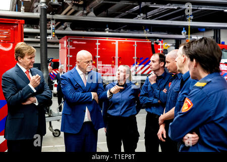 Tilburg, Paesi Bassi. 26 Mar, 2019. Re Willem-Alexander visitare la regione di sicurezza Midden-West Brabant con il ministro della Giustizia Ferdinando Grapperhaus a Tilburg, Paesi Bassi, 26 marzo 2019. Il re e il ministro ottenere un tour attraverso la forestazione. La visita è parte di una serie di incontri con i ministri. copyrught Credito: robin Utrecht/Alamy Live News Foto Stock