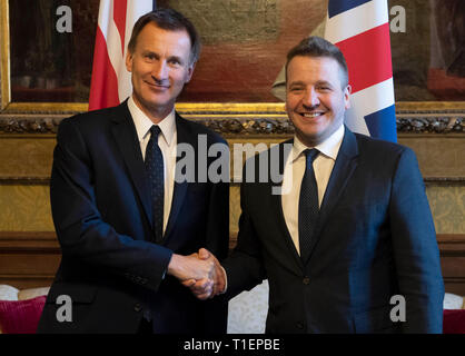 Londra, Regno Unito. 26 mar 2019. Jeremy Hunt incontro con islandese di ministro degli Affari Esteri. Segretario di Stato per gli affari esteri Jeremy Hunt incontro con islandese Ministro degli Esteri Gudlaugur Th-r Th-rdarson presso il Foreign Office, Londra centrale. I due ministri hanno firmato un Memorandum di intesa sul nostro comune impegno per la difesa e la cooperazione in materia di sicurezza e di polizia di copertura, cyber e la criminalità organizzata. Foto di Andrew Parsons / Parsons Media Credito: Andrew parsons/Alamy Live News Foto Stock