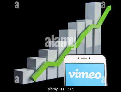 Hong Kong. Xi Febbraio, 2019. In questa illustrazione della foto di un video-sharing di siti e applicazioni web Vimeo logo è visibile su un androide dispositivo mobile con un'ascesa grafico di crescita in background. Credito: Budrul Chukrut SOPA/images/ZUMA filo/Alamy Live News Foto Stock