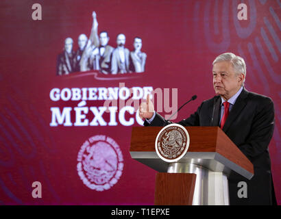 Il Presidente messicano Andres Manuel Lopez Obrador punti a un reporter durante il suo quotidiano mattina conferenza stampa presso il Palazzo Nazionale Il 26 marzo 2019 a Città del Messico. Foto Stock