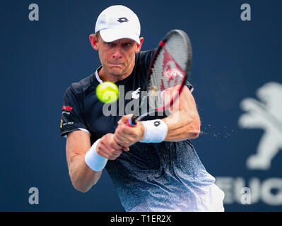 Giardini di Miami, Florida, Stati Uniti d'America. 26 Mar, 2019. Kevin Anderson, del Sud Africa, restituisce un colpo alla Giordania Thompson, dell'Australia, durante un quarto round in abbinamento al 2019 Miami Open presentato da Itau professional tennis tournament, giocato all'Hardrock Stadium di Miami, Florida, Stati Uniti d'America. Anderson 7-5, 7-5. Mario Houben/CSM/Alamy Live News Foto Stock