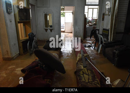 Shiraz, Iran. 26 mar 2019. Il secondo giorno di heavy rain e inondazioni di Shiraz ha causato danni in varie parti della città di Shiraz, far provincia, Iran, giovedì 25 marzo, 2019. Il danno maggiore è stato nelle case dei Saadi distretto di Shiraz. Le case sono state riempite con inondazione e molte case sono fuori di accesso e non compatibili per vivere. Il livello di acqua nel distretto di Saadi è di circa 3 metri. Credito: Amin Bre/Alamy Live News Foto Stock