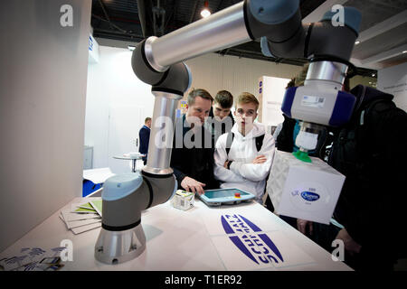 Varsavia, Polonia. 26 Mar, 2019. Un uomo controlla un braccio robotico con un touch screen a Automaticon 2019 Fiera Internazionale di Varsavia, Polonia, il 26 marzo 2019. Automaticon 2019 Fiera Internazionale per l'automazione, il controllo, la misurazione e la robotica è qui tenuto dal 26 marzo al 29 marzo. Credito: Jaap Arriens/Xinhua/Alamy Live News Foto Stock