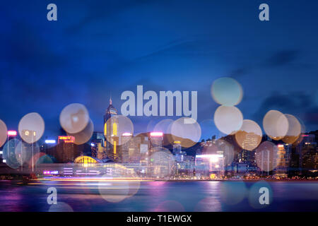 Doppia esposizione con bokeh luce in della città di Hong Kong Foto Stock