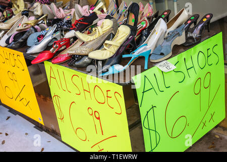 Miami Florida,Coral Gables,Coral Way,Miracle Mile,store,negozi,aziende,quartiere,negozio,piccola impresa,strada,vendita marciapiede,insegna,logo,prezzo,scarpe,piede Foto Stock