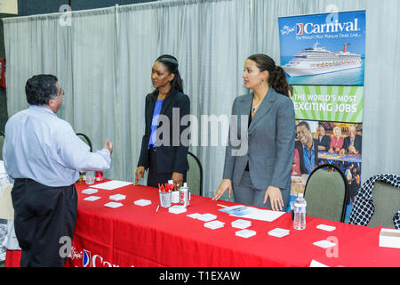 Miami Florida,carriera,fiera del lavoro,carriera,occupazione,senza lavoro,lavoro,lavoro,cercatore di lavoro,datore di lavoro,reclutamento,assunzione,domanda,crisi economica,stand,stand,auto Foto Stock