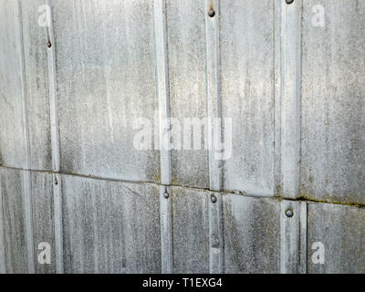 Copertura ondulata di metallo di foglio di zinco texture. stagionato sfondo in acciaio Foto Stock