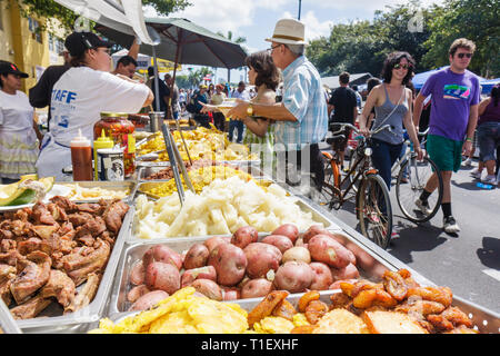 Miami Florida,Little Havana,Calle Ocho,festival,fiera di strada,etnico ispanico,cibo,all'aperto,venditori ambulanti,bancarelle stand mercato,vendere,Nicaragu Foto Stock