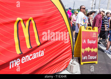 Miami Florida,Little Havana,Calle Ocho,festival,fiera di strada,McDonald's ispanico,hamburger,azienda di fast food,prodotto,ad,pubblicità,ad,nicchia m Foto Stock