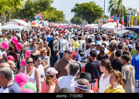 Miami Florida,Little Havana,Calle Ocho,festival,fiera di strada,uomo ispanico uomini maschio,donna donne donne,a piedi,passeggiate,multietnico,folla,stalla,bancarelle Foto Stock