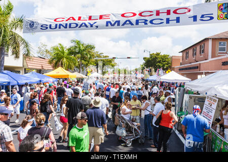 Miami Florida,Little Havana,Calle Ocho,festival,fiera di strada,uomo ispanico uomini maschio,donna donne donne,multi etnico,folla,a piedi,passeggiate,stalla,bancarelle Foto Stock