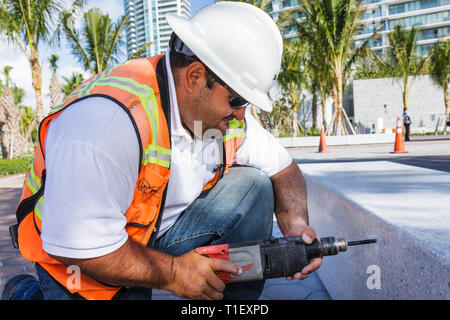 Miami Beach Florida, South Pointe Park Point ristrutturazione pubblica, uomo ispanico uomini maschio, lavoratore, lavoratori, lavoro, lavoro, lavoratori dipendenti lavoratori dipendenti personale, elmetto Foto Stock