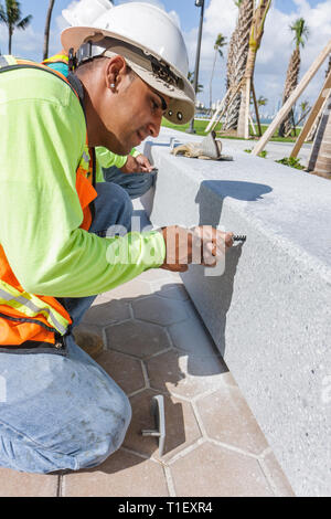 Miami Beach Florida, South Pointe Park Point ristrutturazione pubblica, uomo ispanico uomini maschio, lavoratore, lavoratori, lavoro, lavoro, lavoratori dipendenti lavoratori dipendenti personale, elmetto Foto Stock