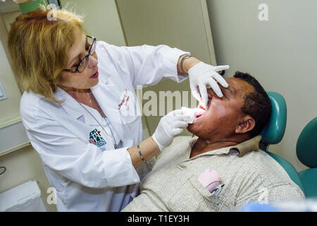 Miami Florida,Liberty City,Jessie Trice Community Health Center,salute orale,fiera,assistenza gratuita,esame,volontari volontari volontari volontari lavoratori del lavoro, Foto Stock