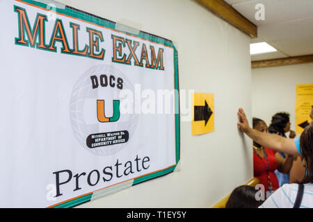 Miami Florida,Liberty City,Jessie Trice Community Health Center,fair,cure gratuite,esame,segno,esame maschile,prostata,cancro,screening,ghiandola,genitalia maschile,basso Foto Stock