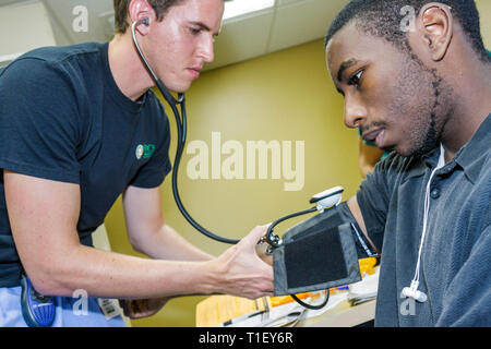 Miami Florida,Liberty City,Jessie Trice Community Health Center,fiera,assistenza gratuita,esame,volontari volontari volontari volontari lavoratori del lavoro di volontariato,gruppo di lavoro wor Foto Stock