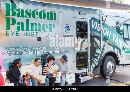 Miami Florida,Liberty City,Jessie Trice Community Health Center,fiera,assistenza gratuita,esame,mobile Clinic van,BASCOM Palmer Eye Institute,visione,occhi,oftalmo Foto Stock