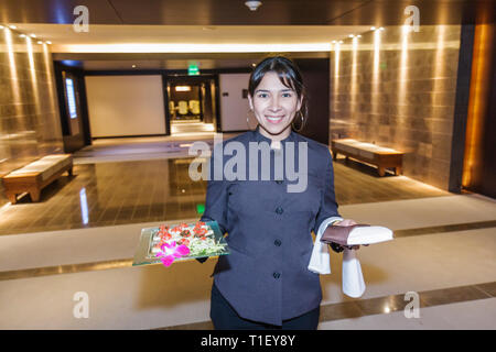 Miami Florida,Epic,hotel,lusso,boutique,hostess,lavoro,lavoro,dipendenti lavoratori dipendenti staff,donne ispaniche donne donne,uniforme,sorridente,felice,hors d'o Foto Stock