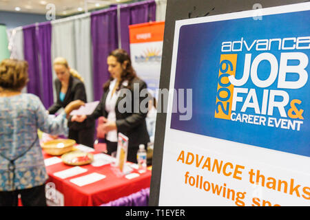 Miami Beach Florida,Miami Beach Convention Center,centro,assistenza sanitaria,carriera,fiera del lavoro,espositore di carriera,reclutatore,occupazione,economia,donna donne,d Foto Stock