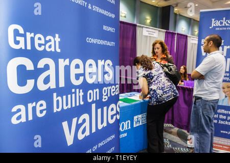 Miami Beach Florida,Miami Beach Convention Center,centro,assistenza sanitaria,carriera,fiera del lavoro,espositore di carriera,reclutatore,occupazione,economia,poster,donna femminile Foto Stock