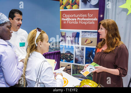 Miami Beach Florida,Miami Beach Convention Center,centro,assistenza sanitaria,carriera,fiera del lavoro,espositore di carriera,reclutatore,occupazione,economia,stand,stand,Black WO Foto Stock