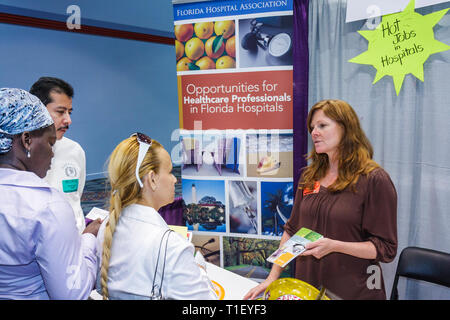 Miami Beach Florida,Miami Beach Convention Center,centro,assistenza sanitaria,carriera,fiera del lavoro,espositore di carriera,recruiter,lavoro caldo,occupazione,economia,stand,stand Foto Stock