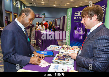 Miami Beach Florida,Miami Beach Convention Center,centro,assistenza sanitaria,carriera,fiera del lavoro,espositore di carriera,reclutatore,occupazione,economia,stand,stand,Black ma Foto Stock