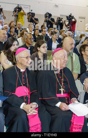 Miami Florida,Coconut Grove,LaSalle Catholic High School,cerimonia di denominazione stradale,la maggior parte del reverendo Augustin Roman Way,Arcivescovo Favalora,Cattolico,sacerdote,d Foto Stock