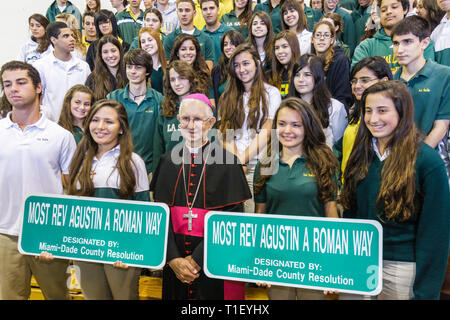 Miami Florida,Coconut Grove,LaSalle Catholic High School,cerimonia di denominazione stradale,la maggior parte del reverendo Augustin Roman Way,Arcivescovo Favalora,Cattolico,sacerdote,H Foto Stock