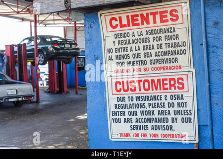 Miami Florida, meccanico riparazione auto garage, segno inglese spagnolo lingue bilingue, restrizioni area di lavoro, non entrare OSHA insur Foto Stock