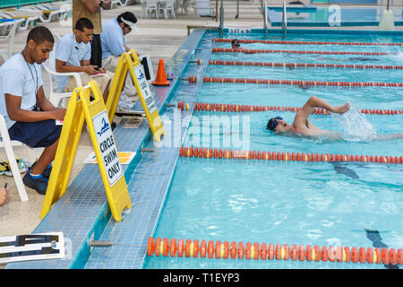 Miami Beach Florida,Flamingo Park,Duathlon,run,swim,man men maschio,atleta,nuotatore,piscina,corsia,lap,sport,fitness,gara,competizione,giudice,ufficiale, Foto Stock