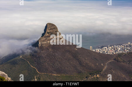 Vista panoramica di Cape Town, testa di leone e Signal Hill dalla cima della montagna della tavola. Foto Stock